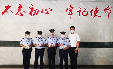 【慰問(wèn)】“夏日慰問(wèn)送清涼 情系一線(xiàn)暖人心” 上海三毛保安服務(wù)有限公司開(kāi)展高溫慰問(wèn)活動(dòng)