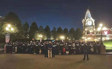 絢爛煙花下的浪漫“守護(hù)者” 三毛保安順利完成迪士尼度假區(qū)疫情協(xié)查行動(dòng)