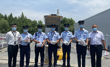 【夏日炎炎恪盡職守 高溫慰問(wèn)沁人心脾】上海三毛保安服務(wù)有限公司開(kāi)展高溫慰問(wèn)活動(dòng)