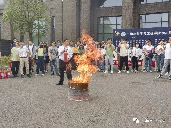 安全宣傳月 我們?cè)谛袆?dòng)