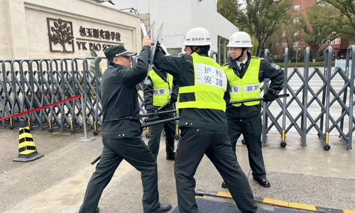 “防暴演練進(jìn)校園 未雨綢繆保安全”三毛保安駐包玉剛實(shí)驗(yàn)學(xué)校保安隊(duì)開(kāi)展反恐防暴演練活動(dòng)