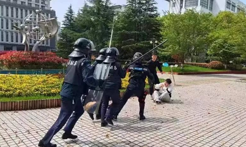 【構(gòu)筑安全防線(xiàn) 守護(hù)校園平安】三毛保安駐上海商學(xué)院保安隊(duì)開(kāi)展反恐防暴演練