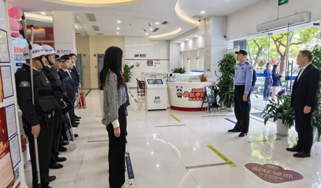 “筑牢金融安全防線(xiàn)”三毛保安聯(lián)合浦發(fā)銀行虹口支行開(kāi)展防暴演練