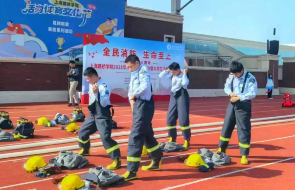 “全民消防·生命至上”三毛保安駐上海建橋?qū)W院保安隊(duì)消防大練兵