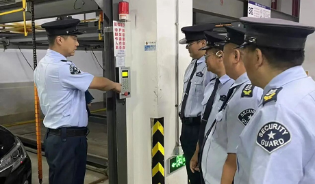 “雨來(lái)有擋板 車(chē)出有章法”三毛保安守護(hù)安全進(jìn)行時(shí)